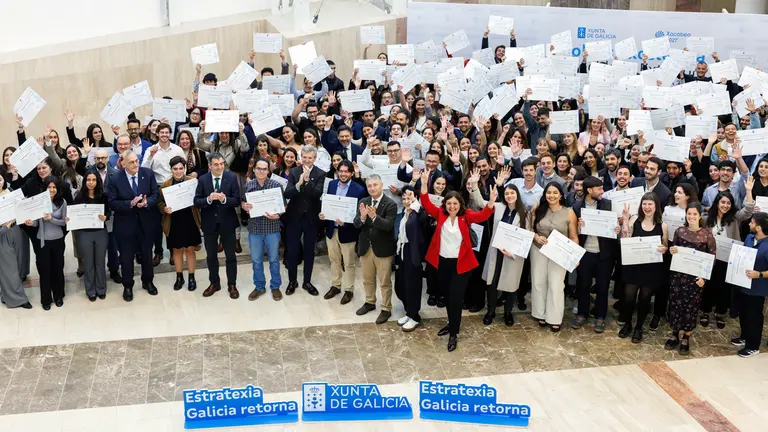 O presidente da Xunta, Alfonso Rueda, acompa&ntilde;ado do conselleiro de Educaci&oacute;n, Ciencia, Universidade e FP, Rom&aacute;n Rodr&iacute;guez, e o conselleiro de Emprego, Comercio e Emigraci&oacute;n, Jos&eacute; Gonz&aacute;lez, participa no acto de entrega de diplomas aos beneficiarios das Bolsas de Excelencia Mocidade Exterior (BEME) 2025-2026. Cidade da Cultura - Museo de Galicia (Santiago de Compostela), 09/04/26.