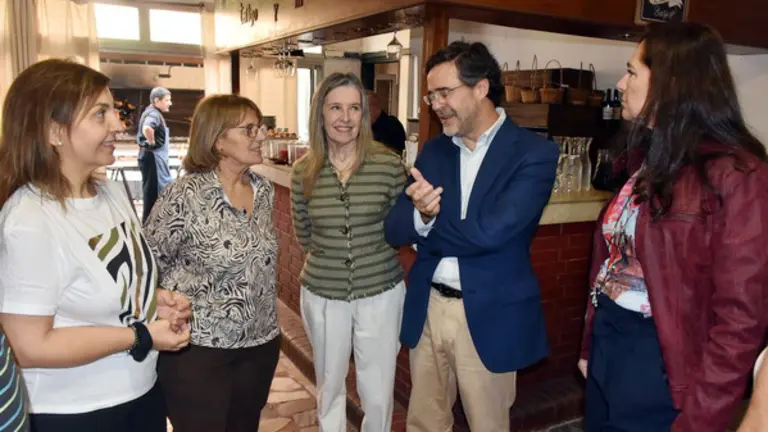 Uru.Casa de Galicia-embajadorelvira vicenta chain