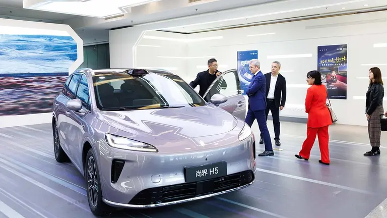 O presidente da Xunta, Alfonso Rueda, acompa&ntilde;ado da conselleira de Econom&iacute;a e Industria, Mar&iacute;a Jes&uacute;s Lorenzana, mancera unha reuni&oacute;n con empresarios locais. Capital International Convention and Exhibition Center Hotel (Shangh&aacute;i - China). 23/04/26.