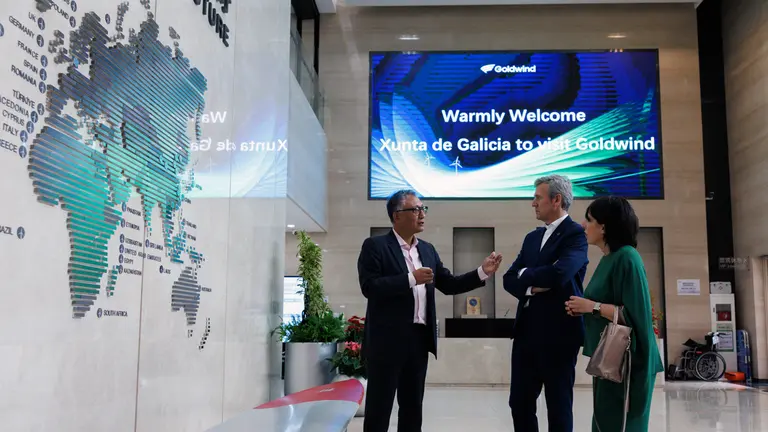 O titular do Goberno auton&oacute;mico, Alfonso Rueda, acompa&ntilde;ado da conselleira de Industria, Mar&iacute;a Jes&uacute;s Lorenzana, mant&eacute;n un encontro con representantes de operadores tur&iacute;sticos chinos. Sede de Goldwin (Beijing),  24/04/26.