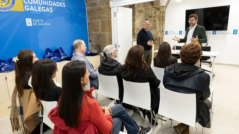 13,00 h.-           O secretario xeral de Emprego e Relaci&oacute;ns Laborais, Pablo Fern&aacute;ndez, recibir&aacute; unha delegaci&oacute;n da Asociaci&oacute;n de Empresarios Galegos do Uruguai (AEGU). Na sede da Secretar&iacute;a Xeral da Emigraci&oacute;n (Praza de Mazarelos, 15). Foto xo&aacute;n crespo