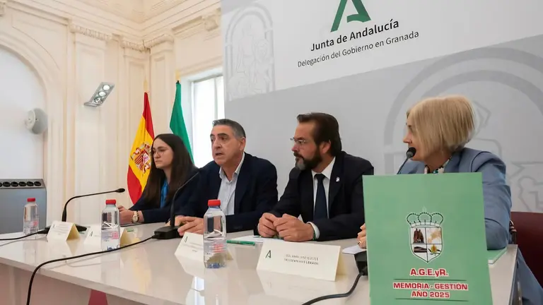 Mesa de autoridades y presidenta de AGEyr