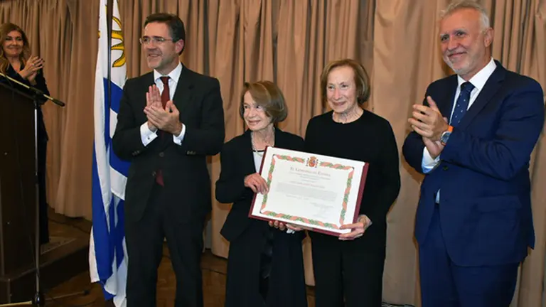 Uru.Torres en Club Español-niñas guerra diploma