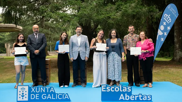 O secretario xeral da Emigraci&oacute;n, Antonio Rodr&iacute;guez Miranda, xunto coa delegada territorial da Xunta na Coru&ntilde;a, Bel&eacute;n do Campo, participa no acto final de entrega de diplomas do programa auton&oacute;mico Escolas Abertas 2026, concibido para garantir a difusi&oacute;n da cultura galega no exterior, no Centro Superior de Hostalar&iacute;a de Galicia.