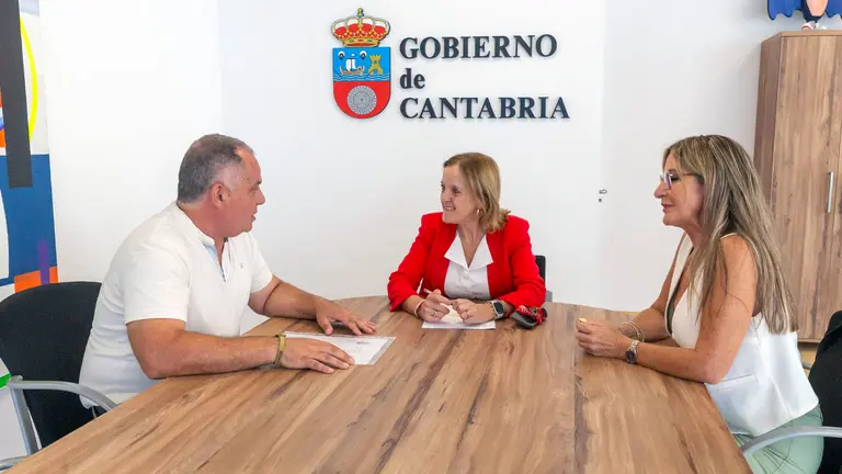 11:30 horas. Despacho de la consejera
La consejera de Presidencia, Justicia, Seguridad y Simplificaci&oacute;n Administrativa, Isabel Urrutia, recibe al alcalde de Cabez&oacute;n de la Sal. 
 21 JULIO 26 &copy; Miguel De la Parra