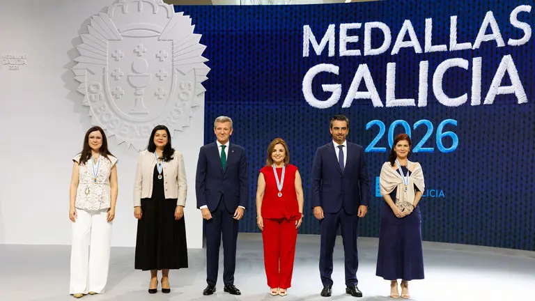 O presidente da Xunta de Galicia, Alfonso Rueda, acompa&ntilde;ado dos membros do Executivo auton&oacute;mico, preside a cerimonia de Entrega das Medallas de Galicia 2026 &aacute;s galardoadas Claudia Alicia &Aacute;lvarez Arg&uuml;elles, Beatriz Gil Fern&aacute;ndez, Carla Mar&iacute;a Angola Rodr&iacute;guez e Camila Fern&aacute;ndez. Cidade da Cultura (Santiago de Compostela), 24/07/26.