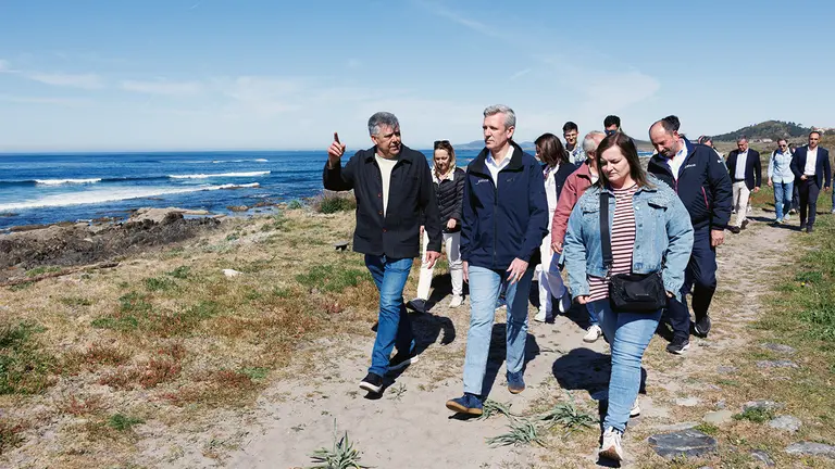 O presidente da Xunta, Alfonso Rueda, acompa&ntilde;ado da conselleira de Medio Ambiente e Cambio Clim&aacute;tico, &Aacute;ngeles V&aacute;zquez, asiste a un encontro coas entidades que traballaron na definici&oacute;n do Cami&ntilde;o do Litoral e percorre un treito do mesmo. Faro de Lari&ntilde;o (Carnota), 01/04/26.