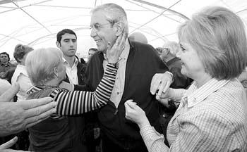 El presidente Touriño saluda a algunos gallegos durante uno de los actos desarrollados en su viaje a Argentina. / GM El presidente Touriño saluda a algunos gallegos durante uno de los actos desarrollados en su viaje a Argentina. / GM