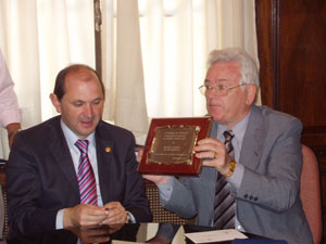 Liberio Antelo, presidente del Hogar Español, recibe una placa de Louzán. Liberio Antelo, presidente del Hogar Español, recibe una placa de Louzán.