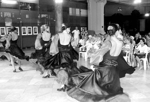 El cuerpo de baile ‘Amigos de Láncara’ actuó en la velada. / F. CARRiÉ El cuerpo de baile ‘Amigos de Láncara’ actuó en la velada. / F. CARRiÉ