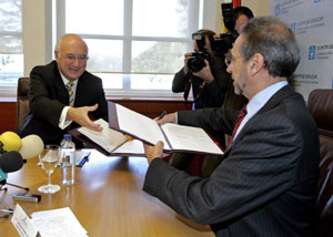 El conselleiro de Economía y el presidente de la patronal gallega, durante la firma del convenio. PAKITO El conselleiro de Economía y el presidente de la patronal gallega, durante la firma del convenio. PAKITO