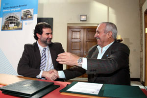 Anxo Quintana y José Creo, durante la presentación del convenio para construir una residencia y centro de día. Anxo Quintana y José Creo, durante la presentación del convenio para construir una residencia y centro de día.
