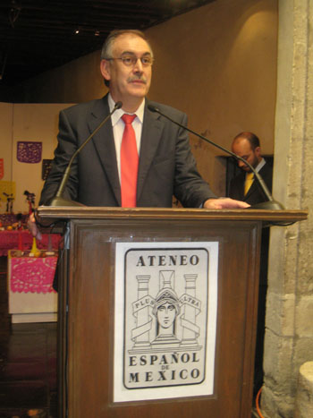 El secretario xeral de Comunicación, Fernando Salgado, presentó el trabajo ‘La presencia de Galicia en México’. / L. POLO El secretario xeral de Comunicación, Fernando Salgado, presentó el trabajo ‘La presencia de Galicia en México’. / L. POLO