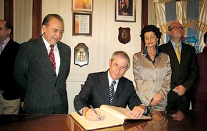 El presidente Touriño firma en el libro de honor del Centro Gallego de México. / L. POLO El presidente Touriño firma en el libro de honor del Centro Gallego de México. / L. POLO