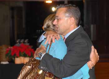 El presidente, Paulino Rivero, se abraza a una de las emigrantes. El presidente, Paulino Rivero, se abraza a una de las emigrantes.