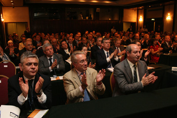 Muchos de los empresarios que participaron en el congreso de empresarios de Montevideo estarán en Santiago. Muchos de los empresarios que participaron en el congreso de empresarios de Montevideo estarán en Santiago.