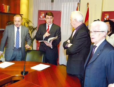 Fernández Mañueco, junto a varios representantes de los emigrantes en el Consejo de la Emigración. Fernández Mañueco, junto a varios representantes de los emigrantes en el Consejo de la Emigración.