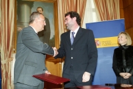 Jesús Caldera y Anxo Quintana, tras la firma del acuerdo. Jesús Caldera y Anxo Quintana, tras la firma del acuerdo.