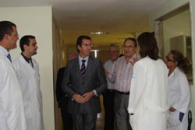 Núñez Feijóo, junto a Antas Fraga –a su izda.–, presidente del Hospital Español de Bahía, durante su visita al centro. Núñez Feijóo, junto a Antas Fraga –a su izda.–, presidente del Hospital Español de Bahía, durante su visita al centro.