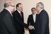 El presidente Touriño saluda a Antonio Cortés, en presencia de Manuel Luis Rodríguez, en su última visita a México. El presidente Touriño saluda a Antonio Cortés, en presencia de Manuel Luis Rodríguez, en su última visita a México.