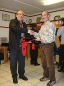 Manuel Luis entrega una gaita en la Asociación Sementeira. Manuel Luis entrega una gaita en la Asociación Sementeira.