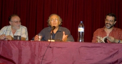 Moure presentó su libro. Moure presentó su libro.