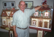 González muestra sus maquetas. González muestra sus maquetas.