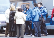 Varios jóvenes charlan con un grupo de asturianos. Varios jóvenes charlan con un grupo de asturianos.