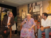 Maruja Boga, durante su discurso, junto a Manuel Luis Rodríguez y Gustavo Fernández, presidente de Xeito Novo. Maruja Boga, durante su discurso, junto a Manuel Luis Rodríguez y Gustavo Fernández, presidente de Xeito Novo.