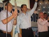 García Melle, Núñez Feijóo y Castelao Bragaña, saludan a los asistentes al mitin. García Melle, Núñez Feijóo y Castelao Bragaña, saludan a los asistentes al mitin.