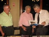 El presidente del Centro de Buenos Aires observa con Trevín el presente entregado por el Centro. El presidente del Centro de Buenos Aires observa con Trevín el presente entregado por el Centro.