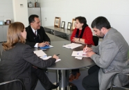 Un momento de la reunión. Un momento de la reunión.