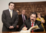 Alonso y Zelaya, firmando en el libro de honor. Alonso y Zelaya, firmando en el libro de honor.