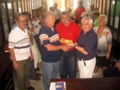 Olegario Sotelo –a la derecha– entregó un libro al comandante Días. Olegario Sotelo –a la derecha– entregó un libro al comandante Días.