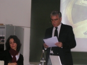 Franco Taboada, durante la conferencia, junto a la traductora Isabel Navarro. Franco Taboada, durante la conferencia, junto a la traductora Isabel Navarro.