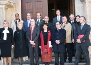 La consejera de Bienestar Social –en el centro–, junto a los cónsules. La consejera de Bienestar Social –en el centro–, junto a los cónsules.
