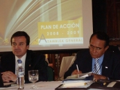 José Ramón Alonso –a la izquierda–, durante la reunión celebrada en Santo Domingo. José Ramón Alonso –a la izquierda–, durante la reunión celebrada en Santo Domingo.