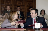 Isabel Alonso y José Ramón Alonso, durante la firma del convenio. Isabel Alonso y José Ramón Alonso, durante la firma del convenio.