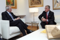 El dirigente gallego conversa con el embajador Wolf-Ruthart Born. El dirigente gallego conversa con el embajador Wolf-Ruthart Born.