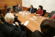 Víctor Moro conversa con Fernández Antonio, durante el encuentro mantenido. Víctor Moro conversa con Fernández Antonio, durante el encuentro mantenido.