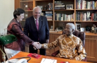 Ramos saluda al ex presidente sudafricano Nelson Mandela en presencia de Álvarez Areces. Ramos saluda al ex presidente sudafricano Nelson Mandela en presencia de Álvarez Areces.