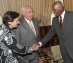 Ramos saluda a José Eduardo dos Santos, en presencia de Areces. Ramos saluda a José Eduardo dos Santos, en presencia de Areces.