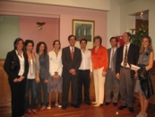 La vicepresidenta primera, María Jesús Ruiz, junto a algunos jóvenes descendientes de emigrantes de Argentina. La vicepresidenta primera, María Jesús Ruiz, junto a algunos jóvenes descendientes de emigrantes de Argentina.