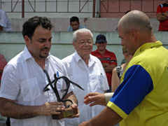Moisés Plasencia y el presidente de la asociación canaria en Cuba, Carmelo González (C), en un acto en Cabaiguán. Moisés Plasencia y el presidente de la asociación canaria en Cuba, Carmelo González (C), en un acto en Cabaiguán.