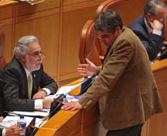 Carlos Aymerich (BNG), charla con Miguel Santalices (PP) en el Parlamento gallego. Carlos Aymerich (BNG), charla con Miguel Santalices (PP) en el Parlamento gallego.