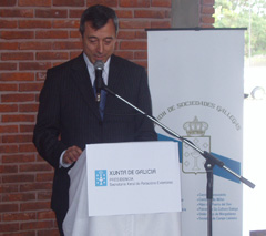 Julio César Fernández, en su discurso en el Centro Gallego de Montevideo. Julio César Fernández, en su discurso en el Centro Gallego de Montevideo.