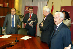 El consejero de Interior y Justicia, Alfonso Fernández Mañueco, preside el Consejo de la Emigración. El consejero de Interior y Justicia, Alfonso Fernández Mañueco, preside el Consejo de la Emigración.