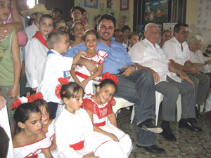 Moisés Plasencia rodeado de niños con el traje típico en su reciente visita a Cuba. Moisés Plasencia rodeado de niños con el traje típico en su reciente visita a Cuba.