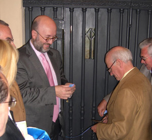 El vicecónsul, Antonio Ruiz de Casas, y el presidente del Centro, Julio Ríos, cortan la cinta. El vicecónsul, Antonio Ruiz de Casas, y el presidente del Centro, Julio Ríos, cortan la cinta.