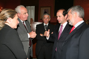 Rossi -2ºizda.– en su visita a la Diputación de Pontevedra. Rossi -2ºizda.– en su visita a la Diputación de Pontevedra.